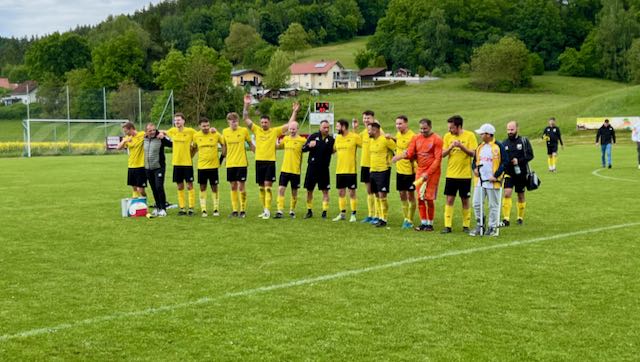 Zum Schluss noch einmal Sonne, Schlenzer und schwarze Gelbe: Loiching beendet die Saison mit Stil ⚽🖤💛